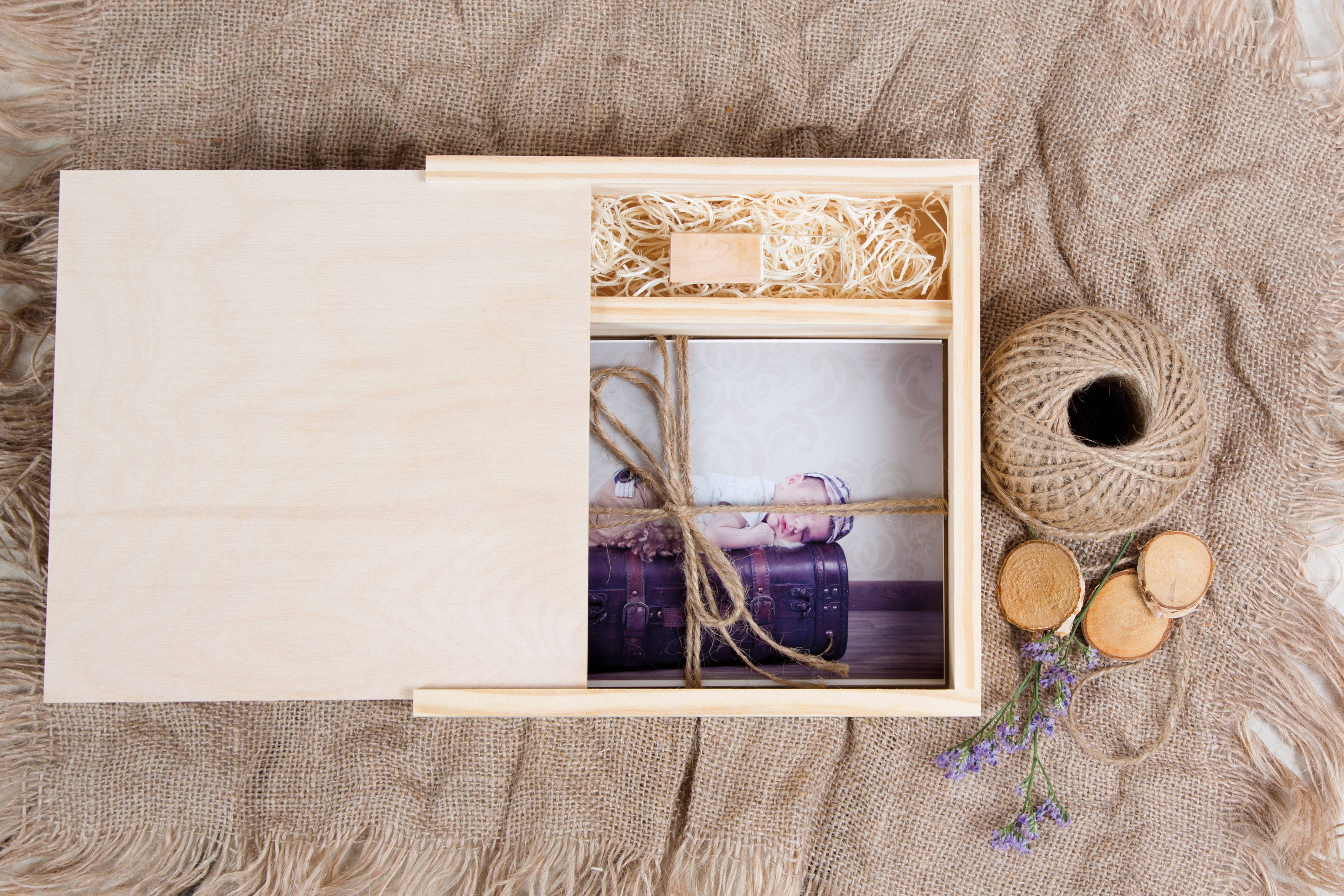 Quadratische Fotobox aus Holz für 13x18 cm Fotos & sämtliche USB-Stick Größen