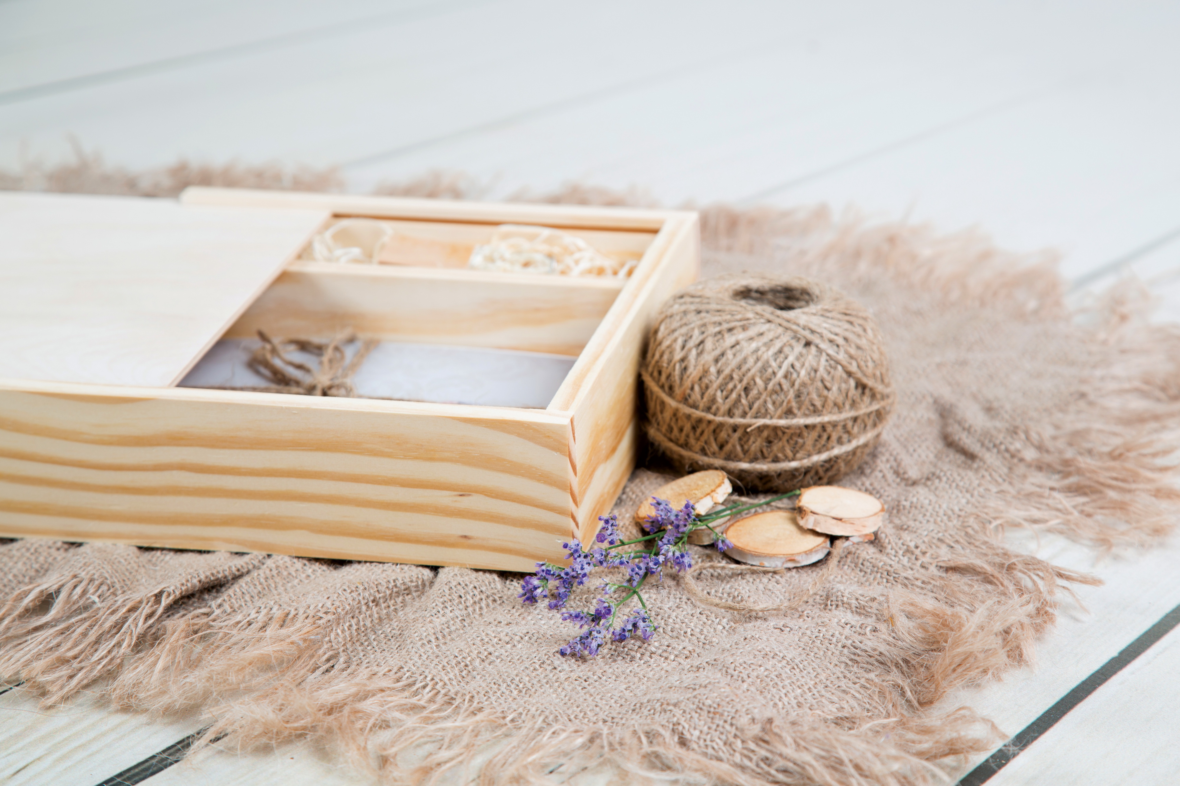 Quadratische Fotobox aus Holz für 13x18 cm Fotos & sämtliche USB-Stick Größen