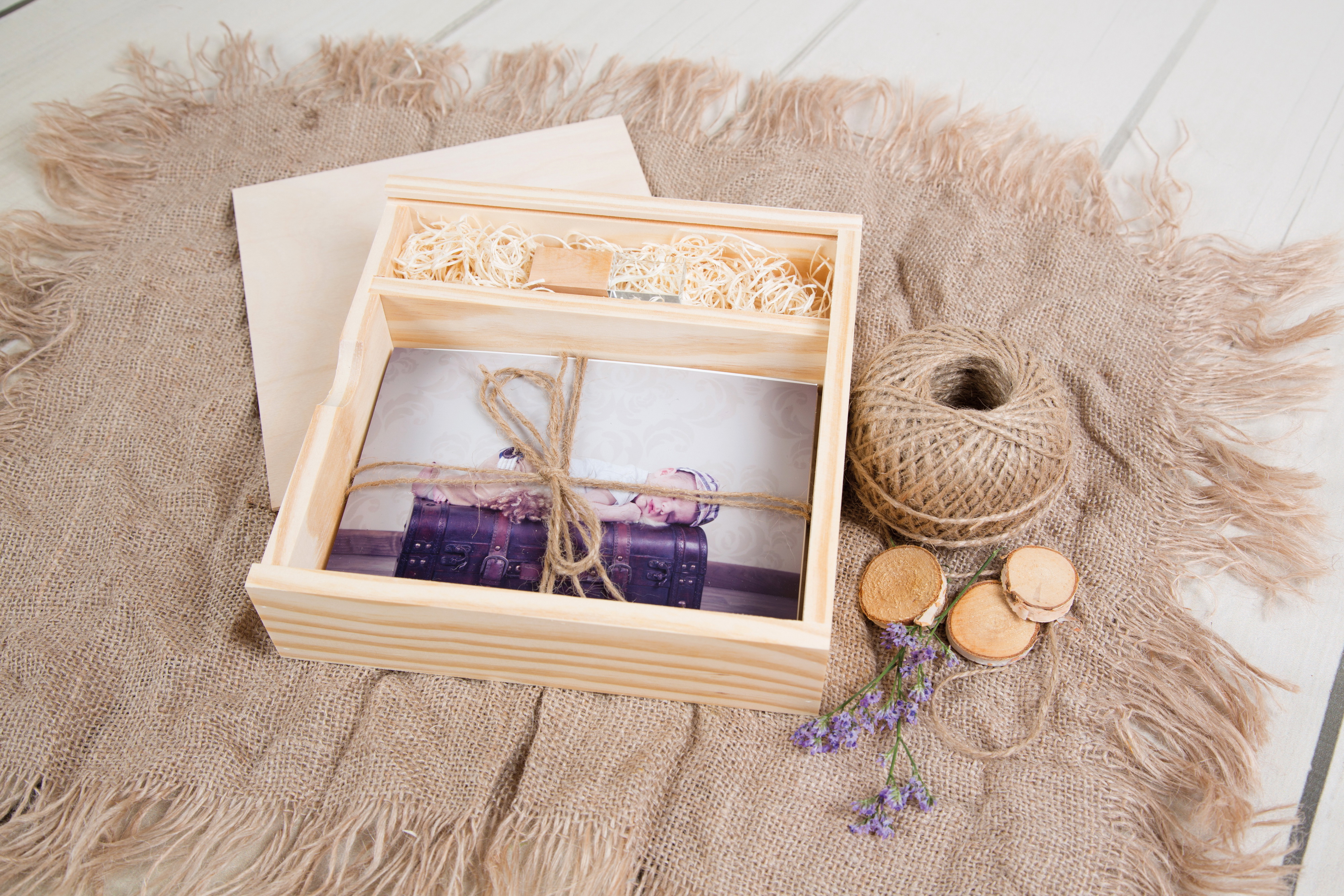 Quadratische Fotobox aus Holz für 13x18 cm Fotos & sämtliche USB-Stick Größen
