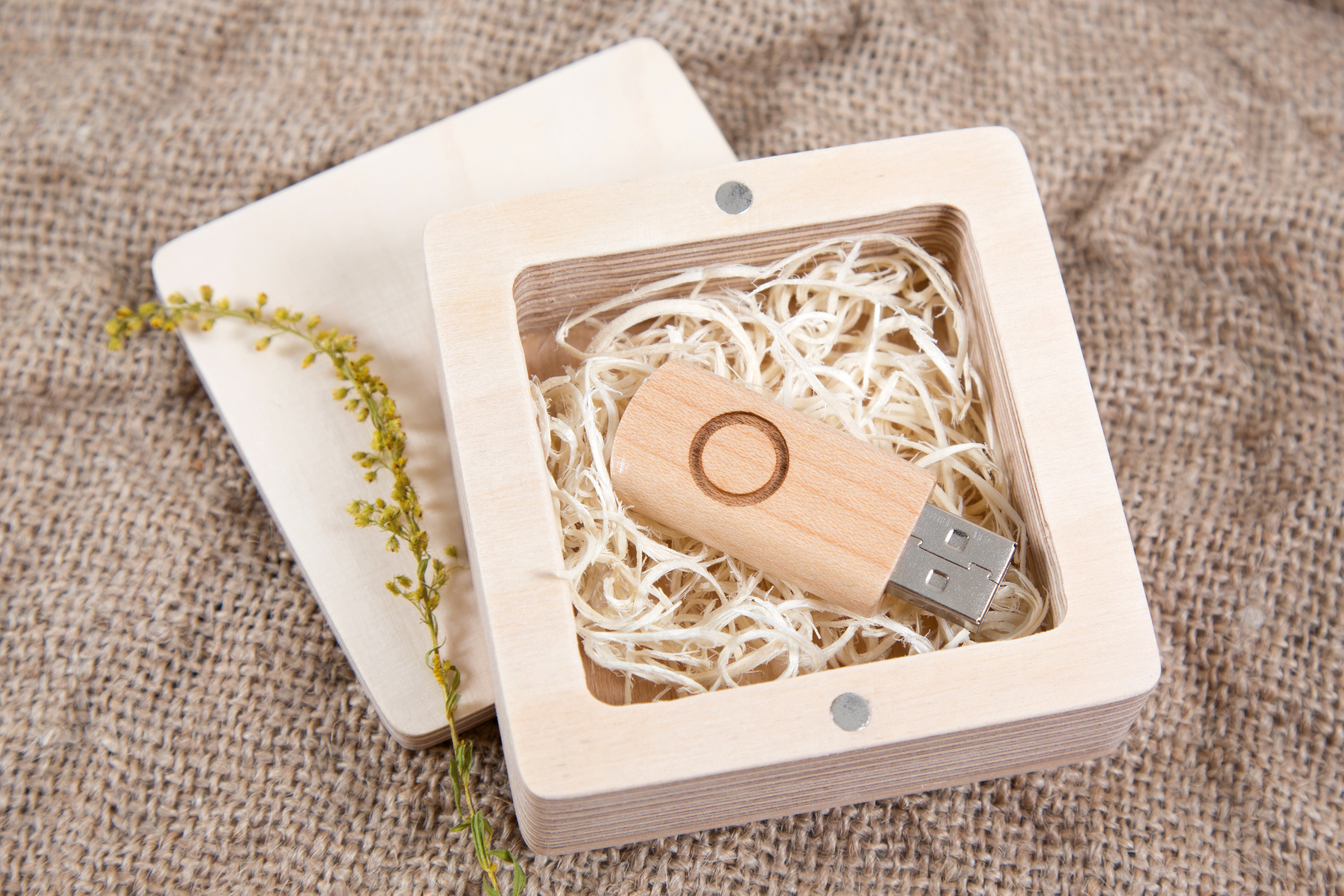 Quadratische Box aus Holz für sämtliche USB-Stick Größen