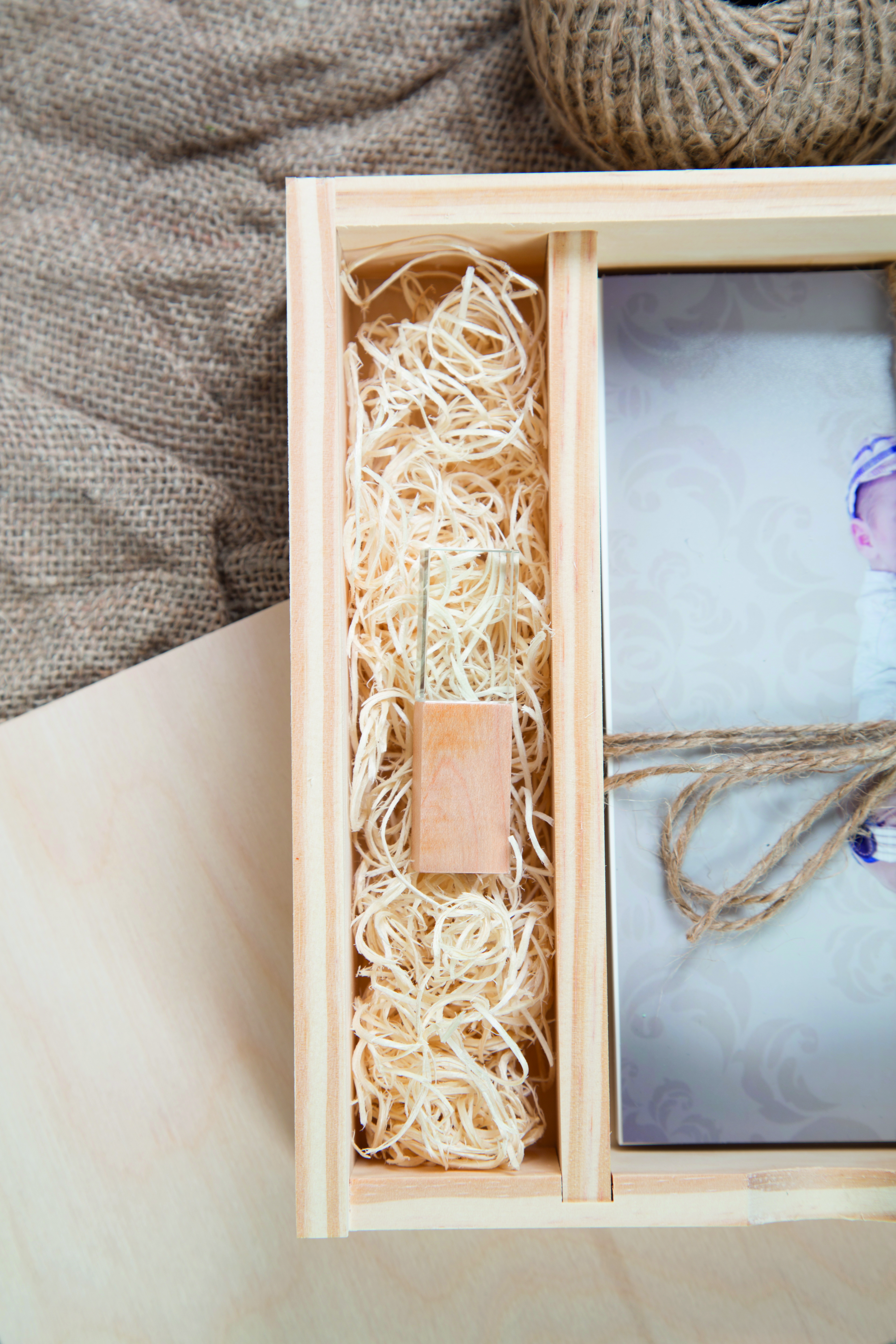 Quadratische Fotobox aus Holz für 13x18 cm Fotos & sämtliche USB-Stick Größen