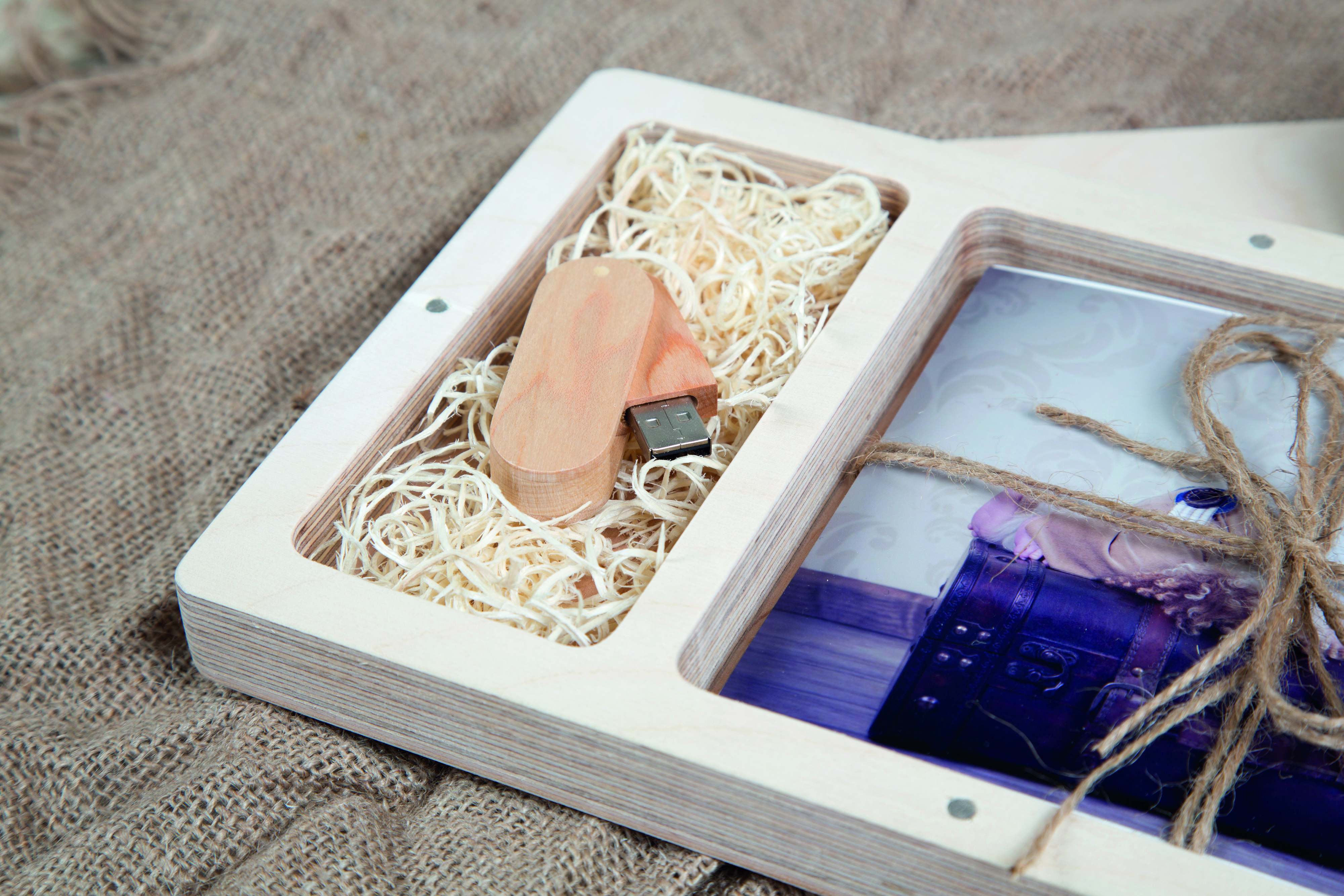 Rechteckige Fotobox aus Holz für 13x18 cm Fotos & sämtliche USB-Stick Größen