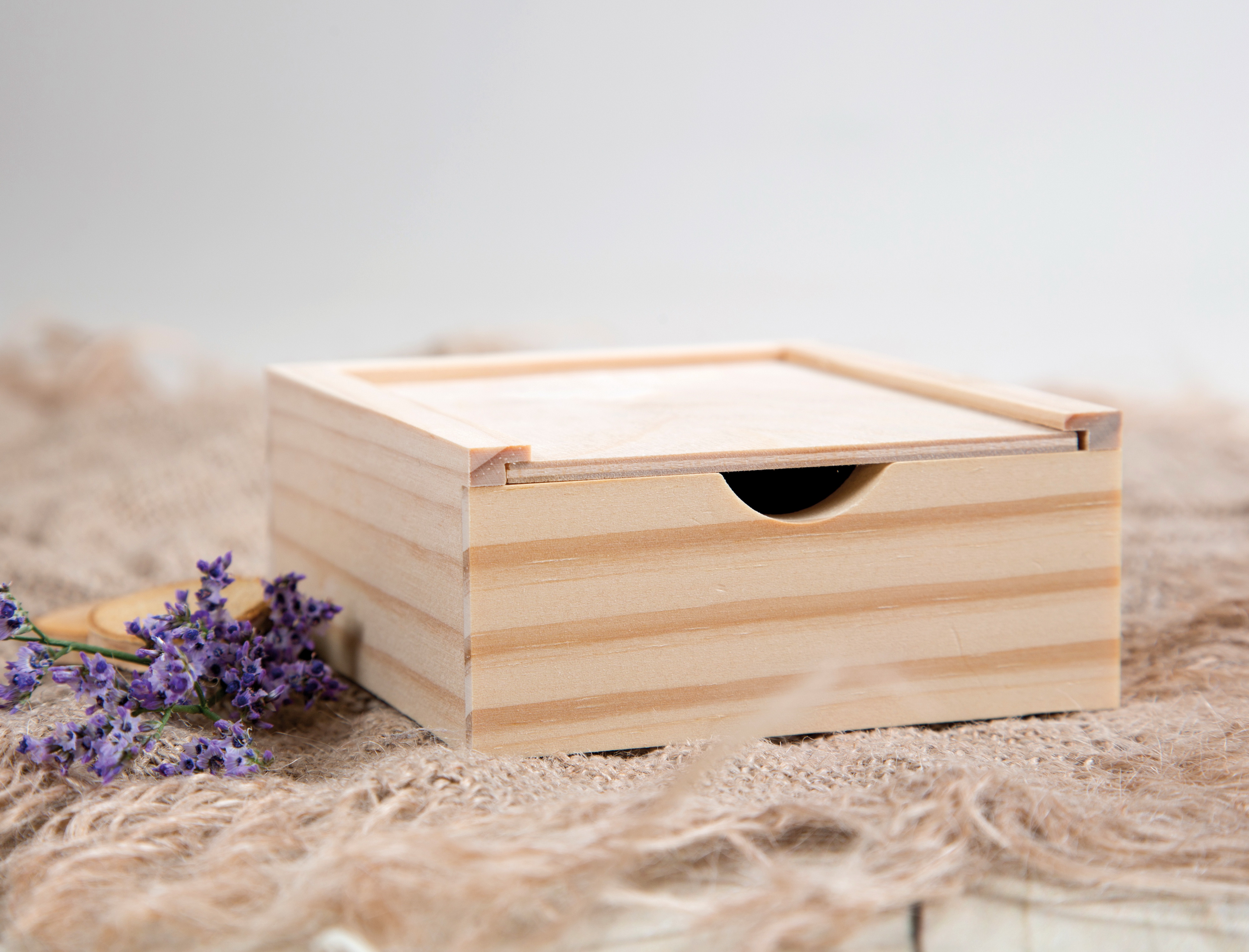 Quadratische Box aus Holz für sämtliche USB-Stick Größen