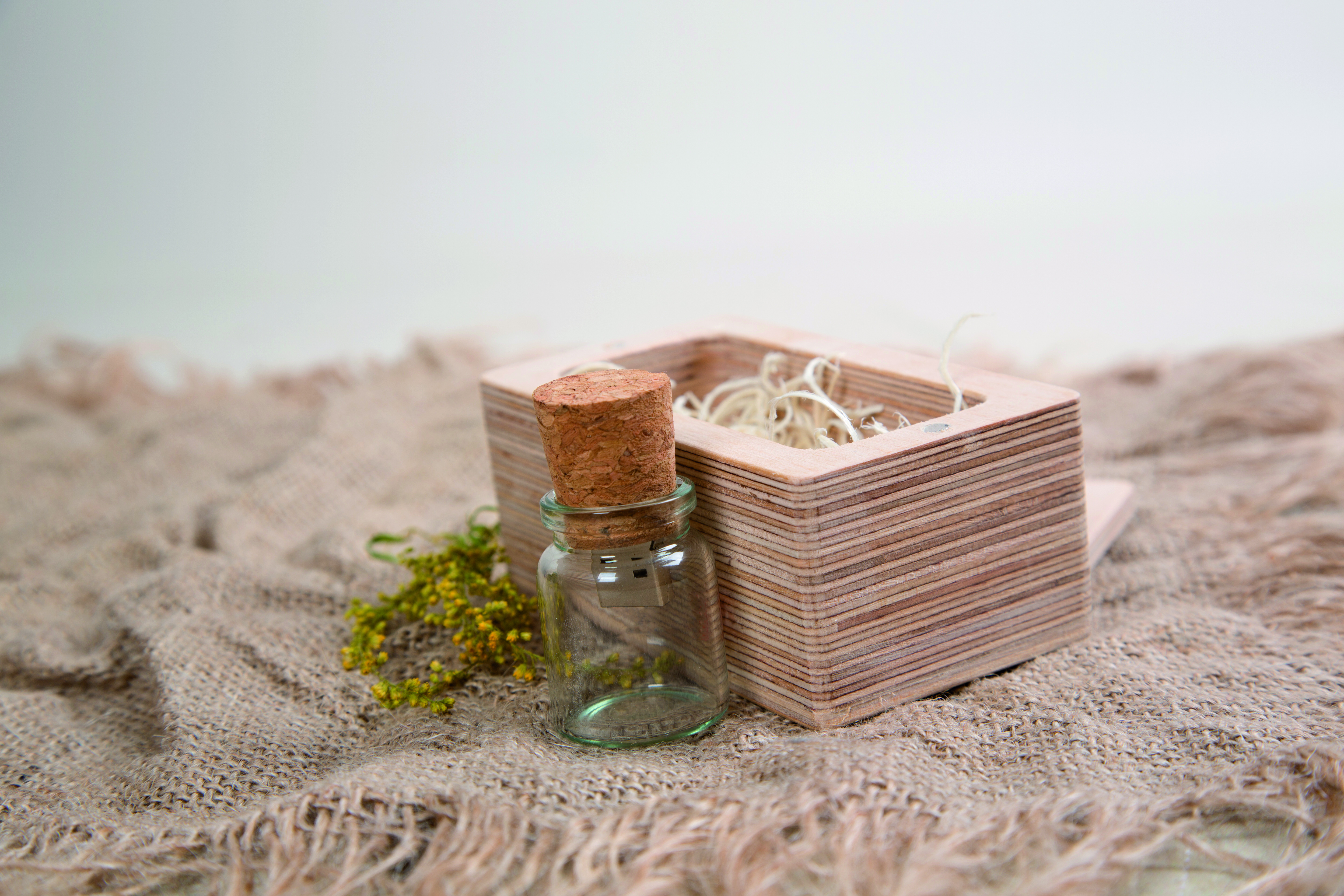 Rechteckige Box aus Holz für sämtliche USB-Stick Größen