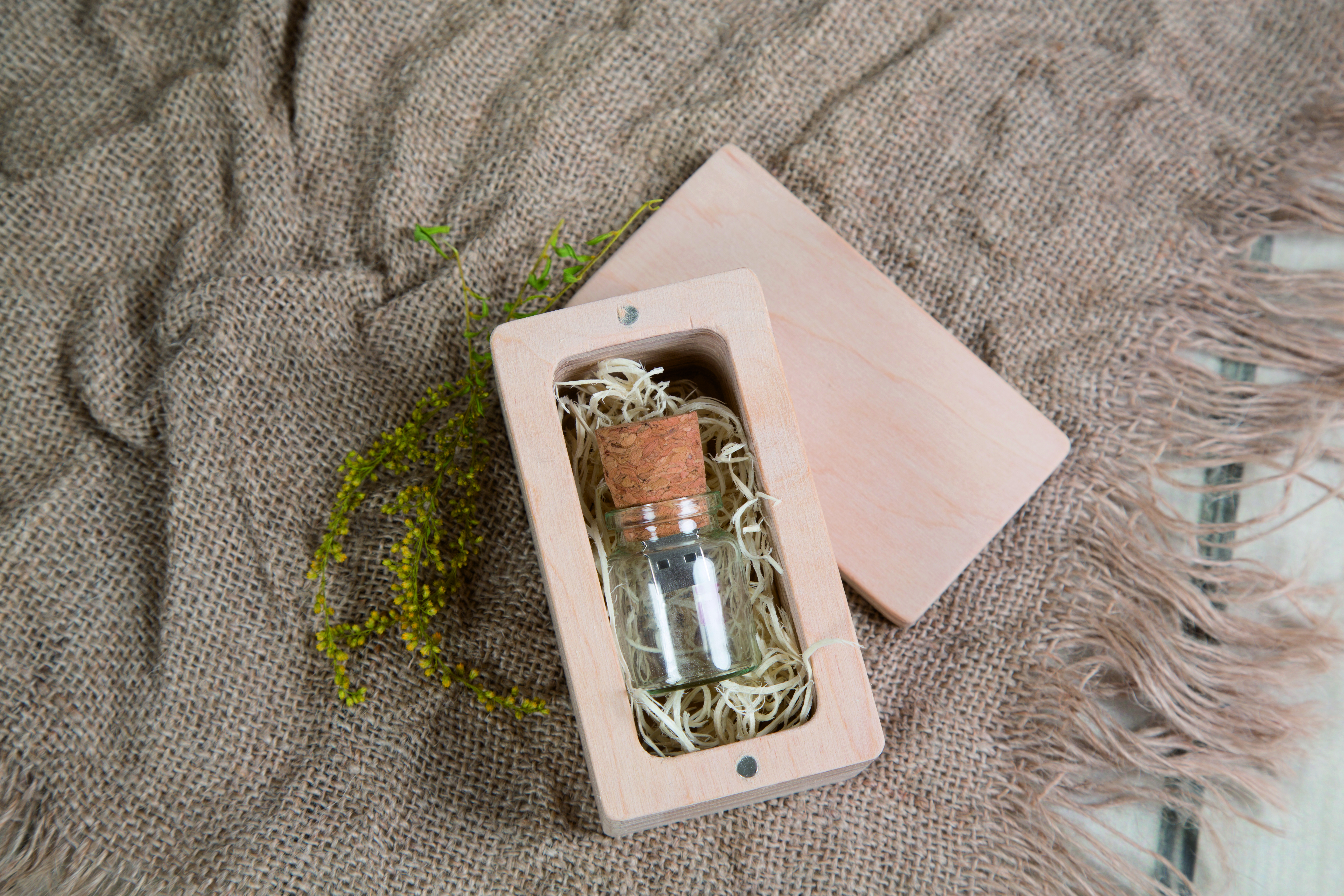 Rechteckige Box aus Holz für sämtliche USB-Stick Größen