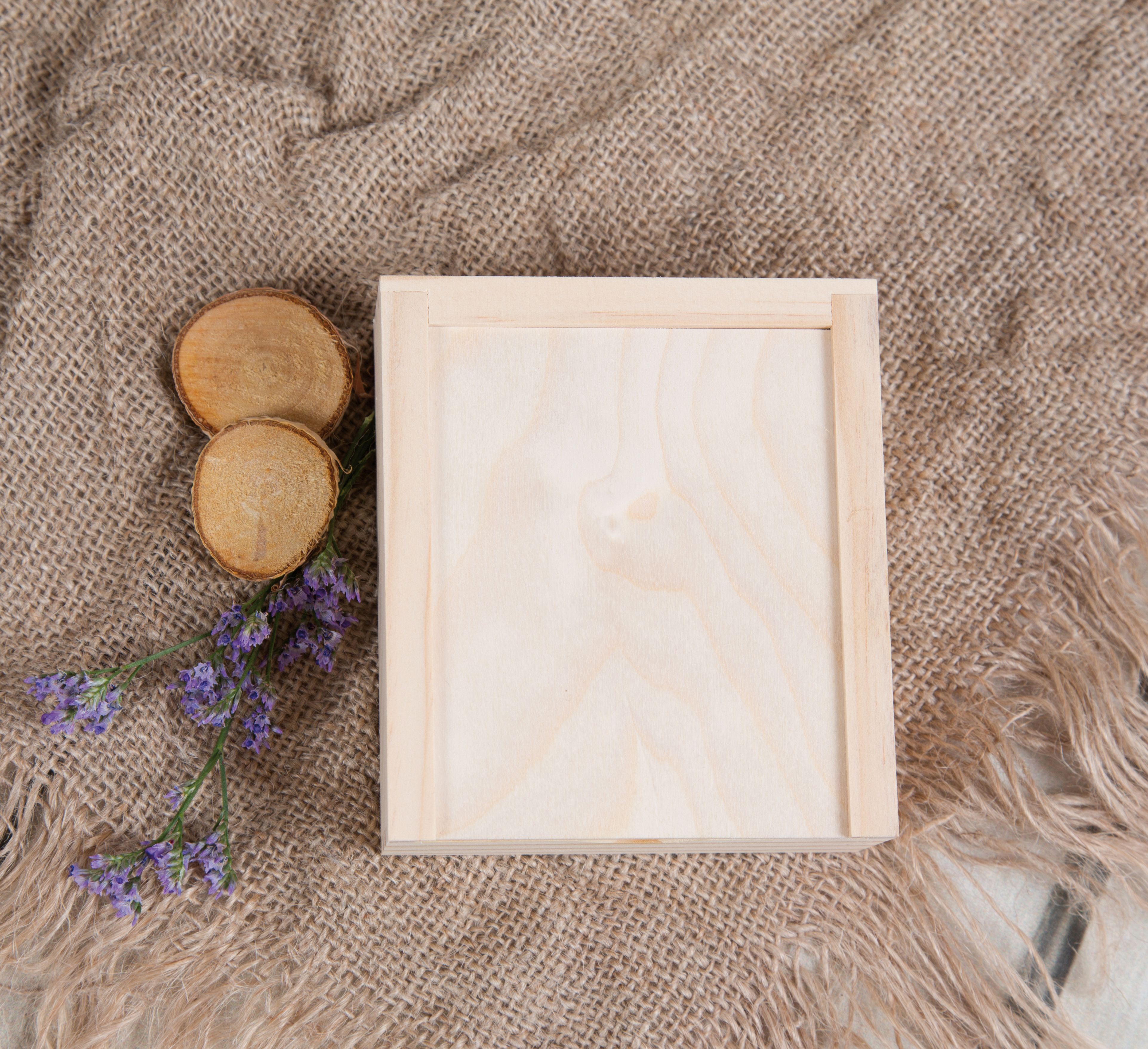 Quadratische Box aus Holz für sämtliche USB-Stick Größen
