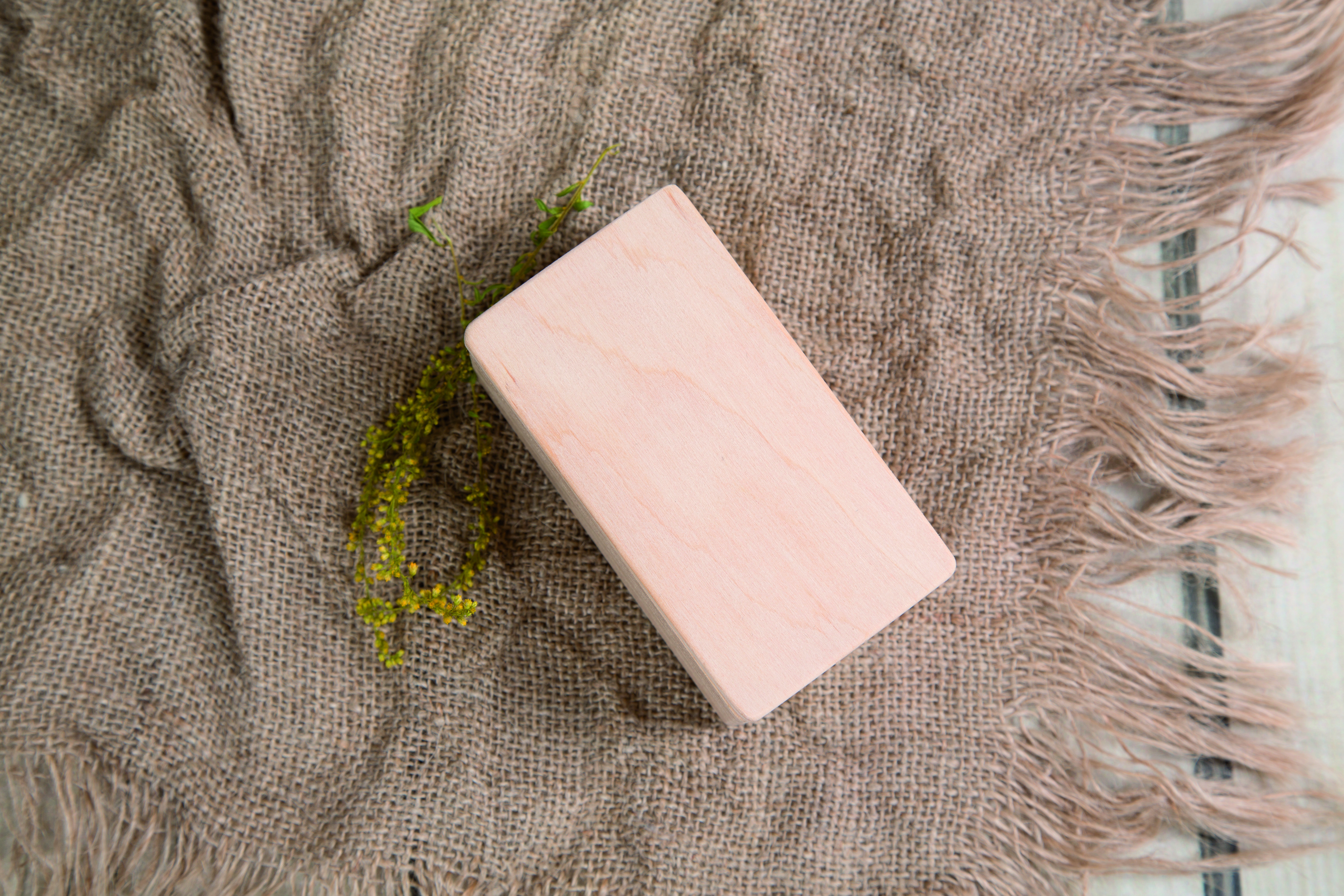 Rechteckige Box aus Holz für sämtliche USB-Stick Größen