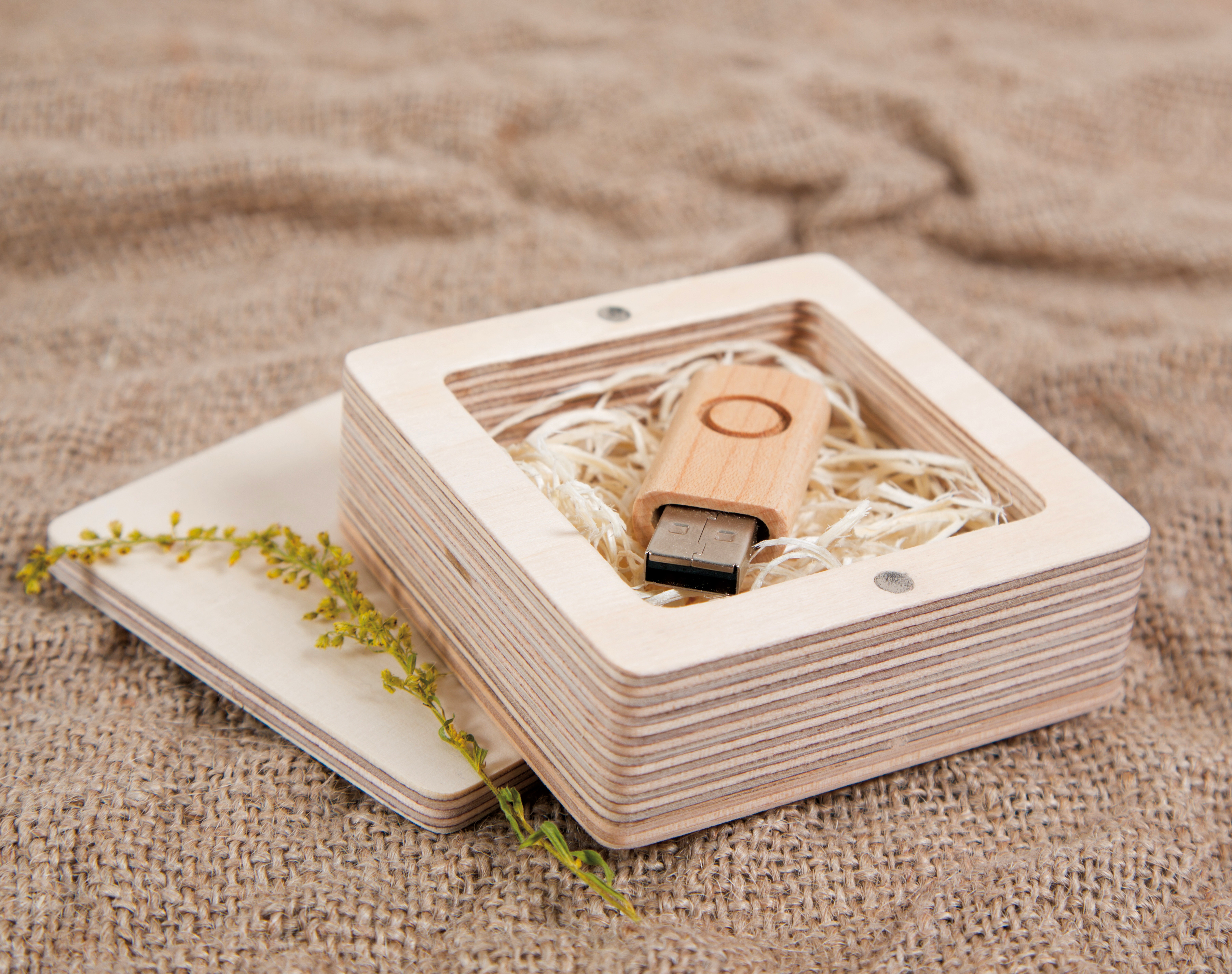 Quadratische Box aus Holz für sämtliche USB-Stick Größen