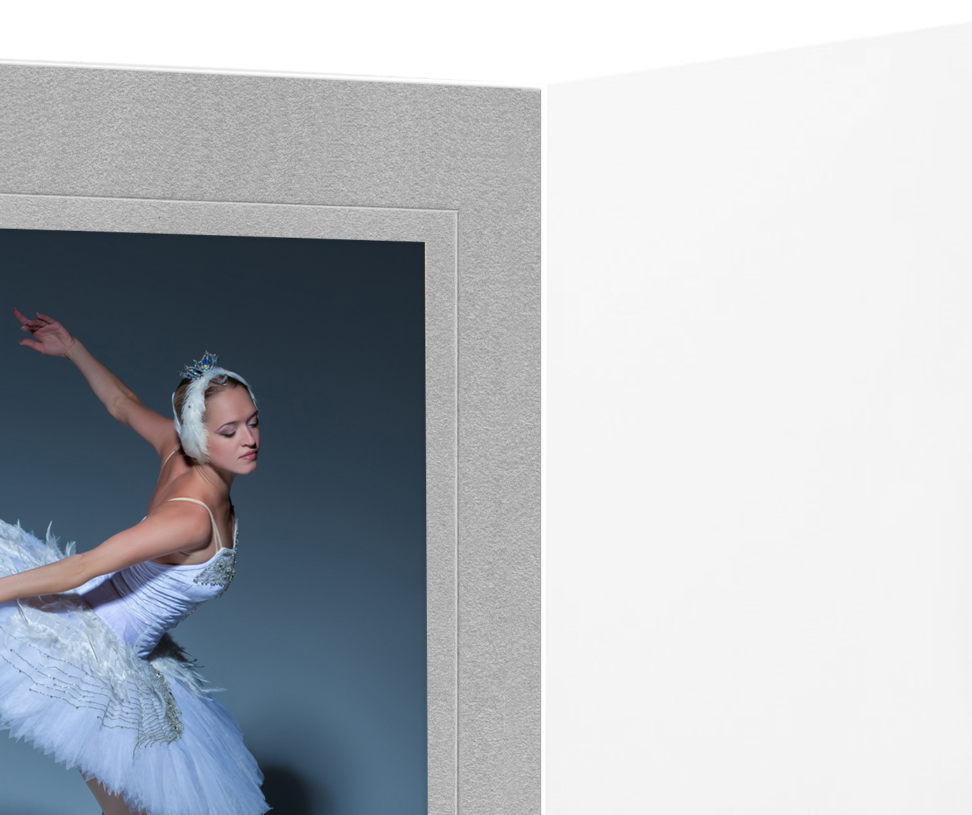 Eventmappe ohne Tasche für 13x18 cm - weiß glänzend - silber satinierte Maske - Blindprägung