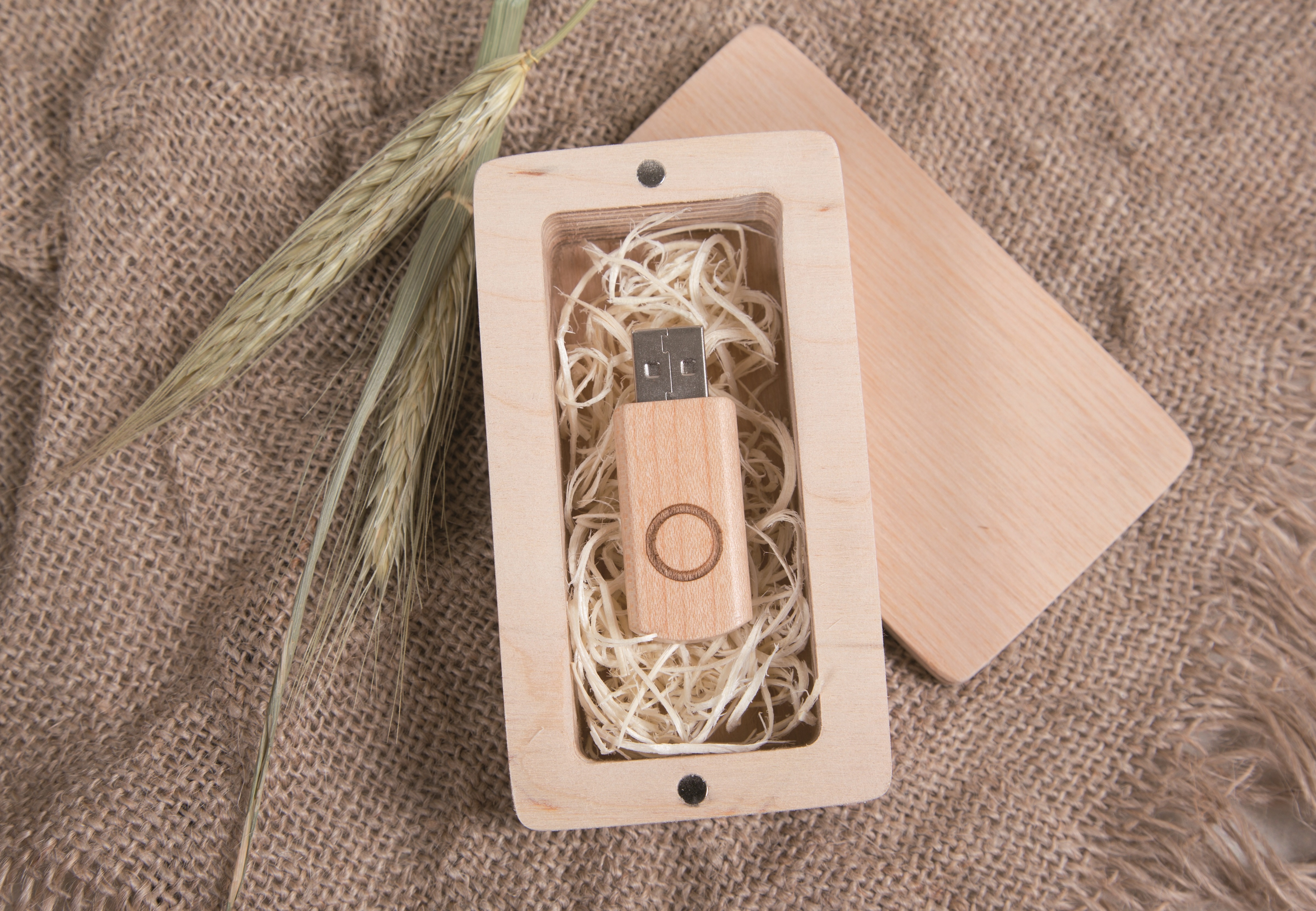 Rechteckige Box aus Holz für sämtliche USB-Stick Größen