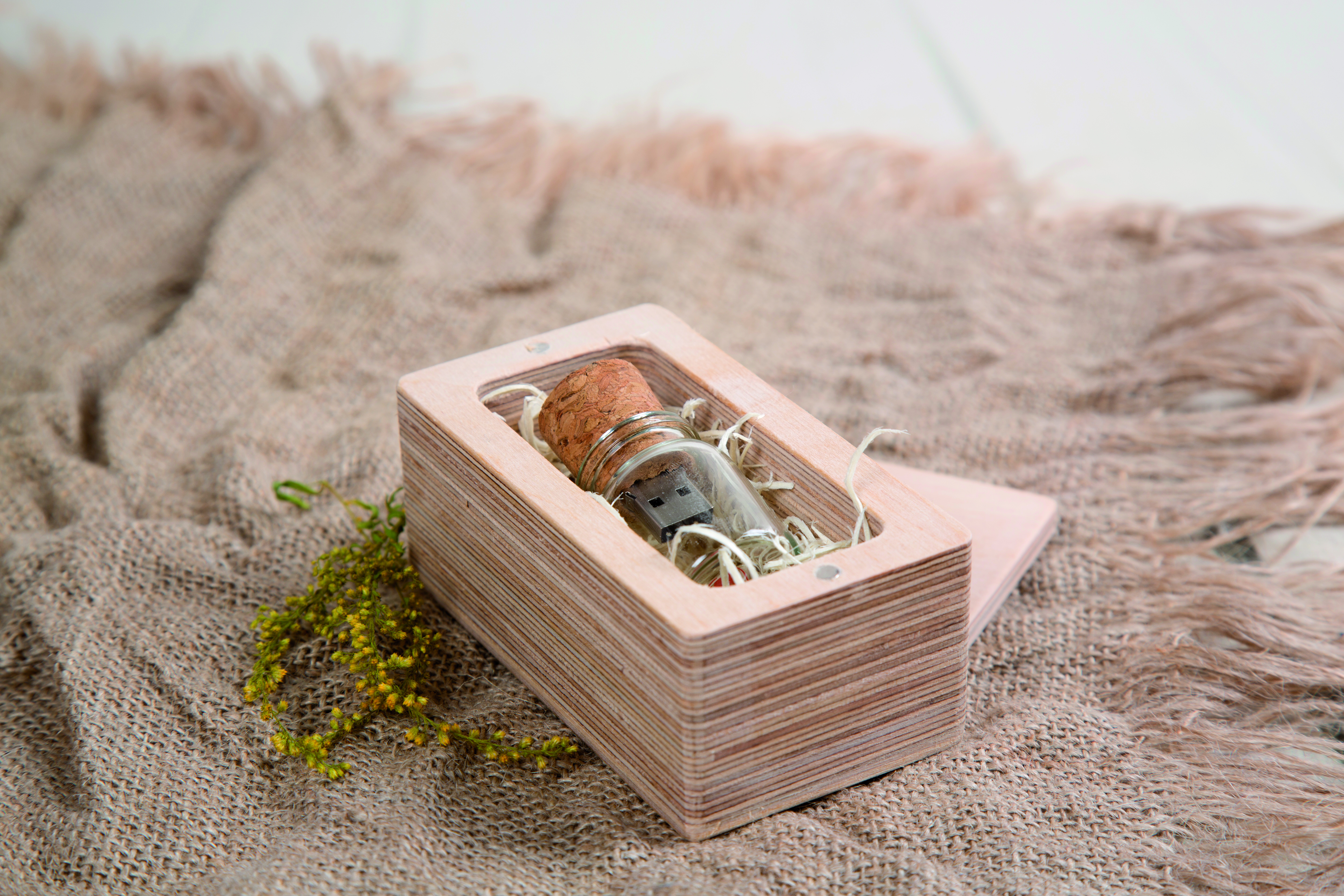 Rechteckige Box aus Holz für sämtliche USB-Stick Größen